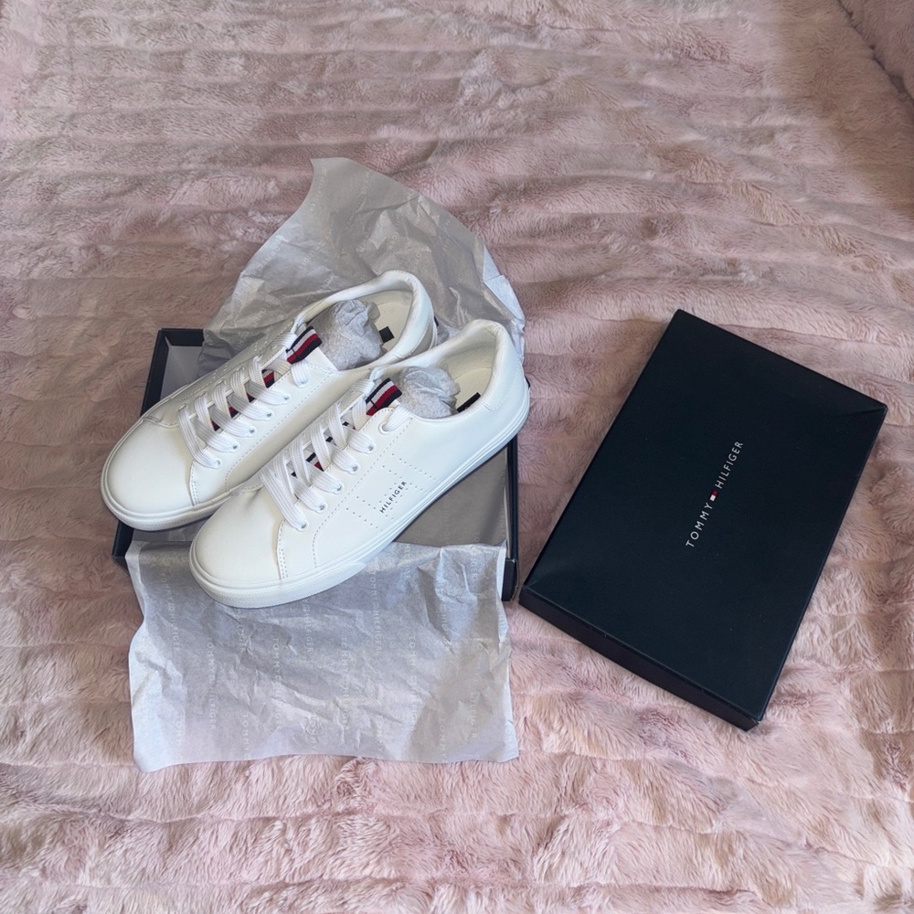 NEW Tommy Hilfiger Classic White Sneakers